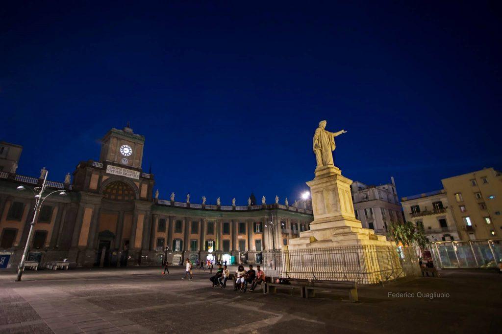 Piazza Dante notturna