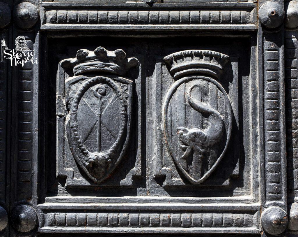 simboli del portone della Federico II: Bari e Lecce