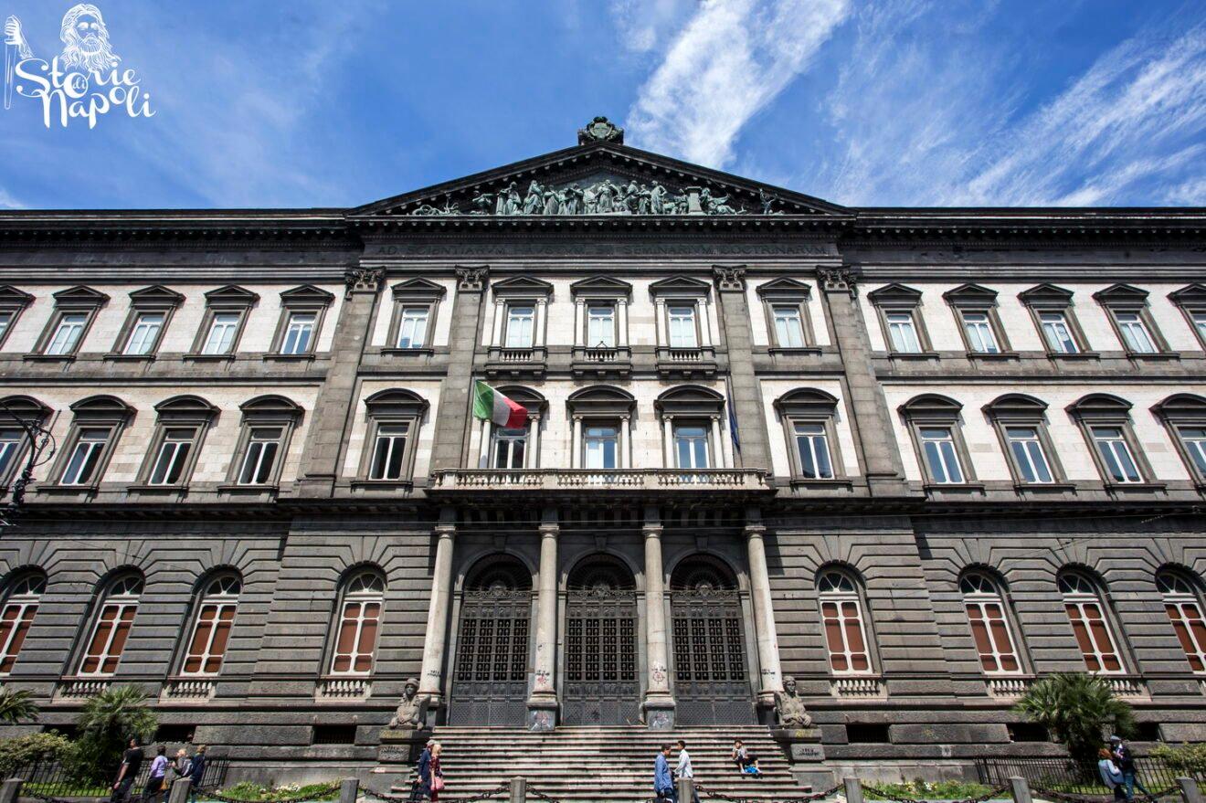 La storia del Sud Italia raccontata nel portone della Federico II