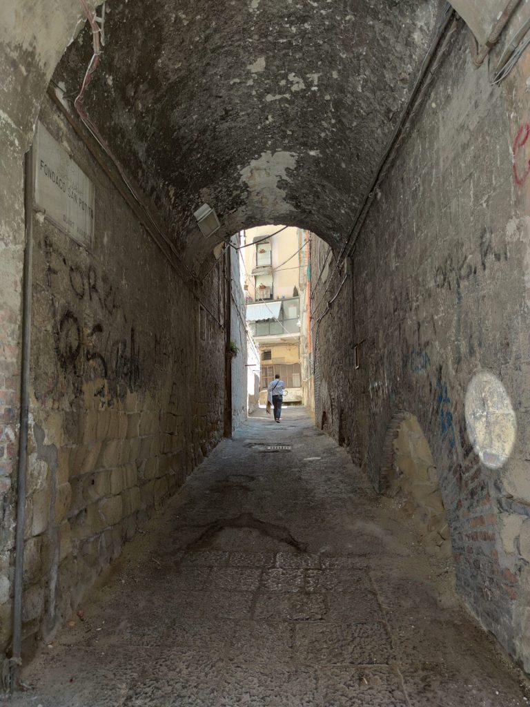 Il Cavone di Piazza Dante, una metafora di Napoli