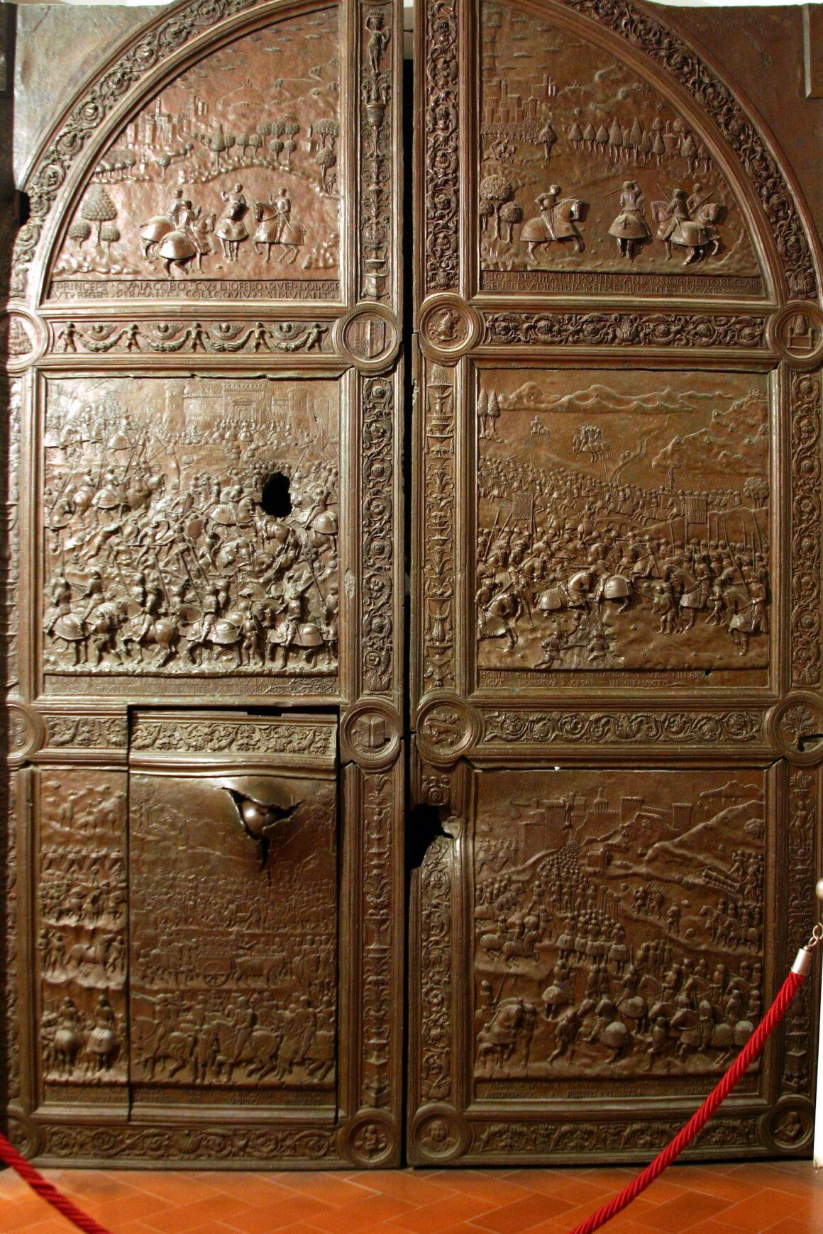 Porta di bronzo di castel nuovo originale