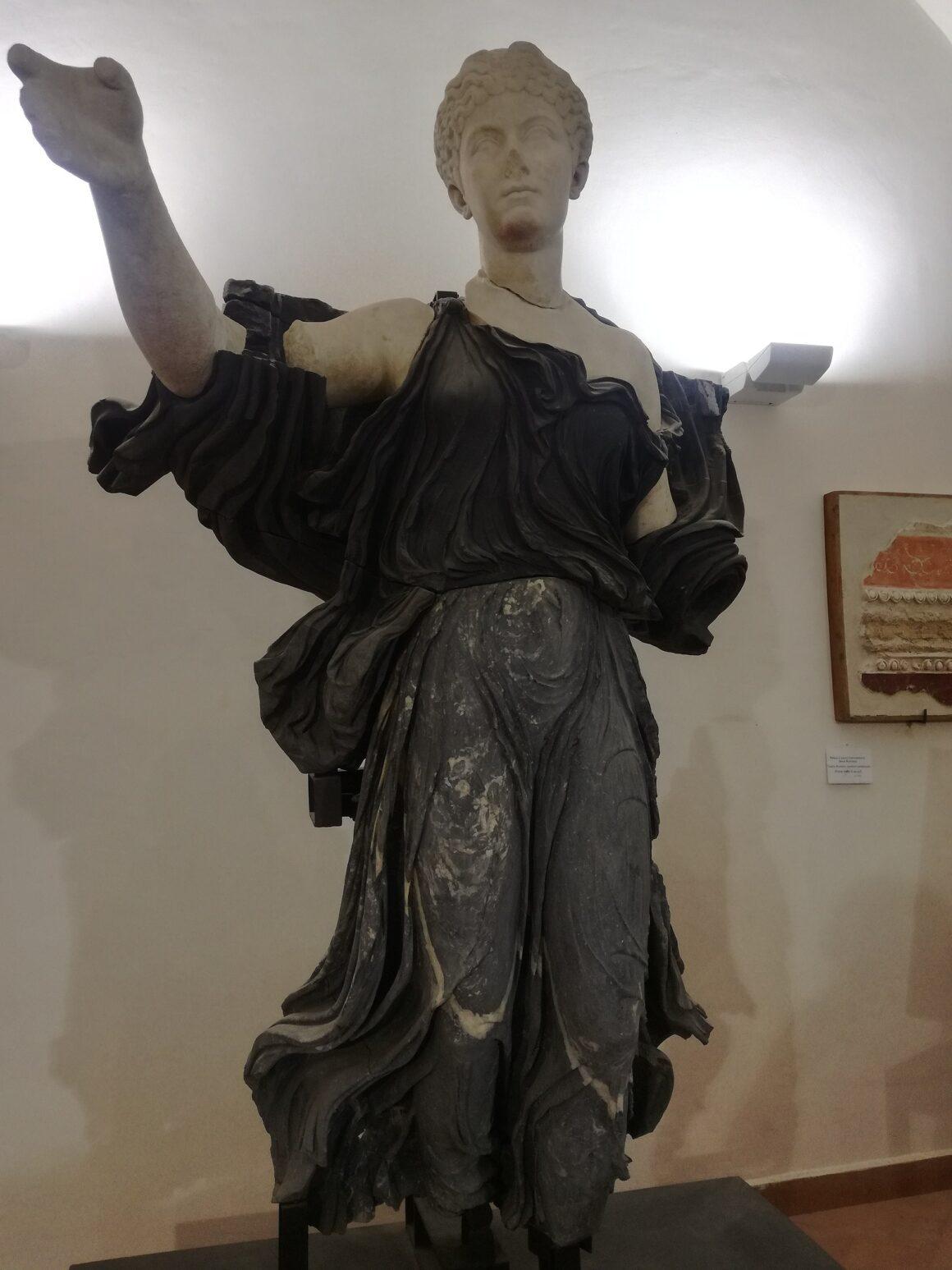 Statua Vibia Matidia Teatro Romano di Sessa Aurunca