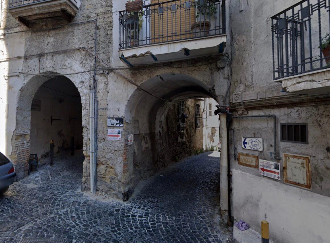 Vico Molo alle Due Porte, une histoire romantique derrière le nom de la rue inspirée par Mergellina