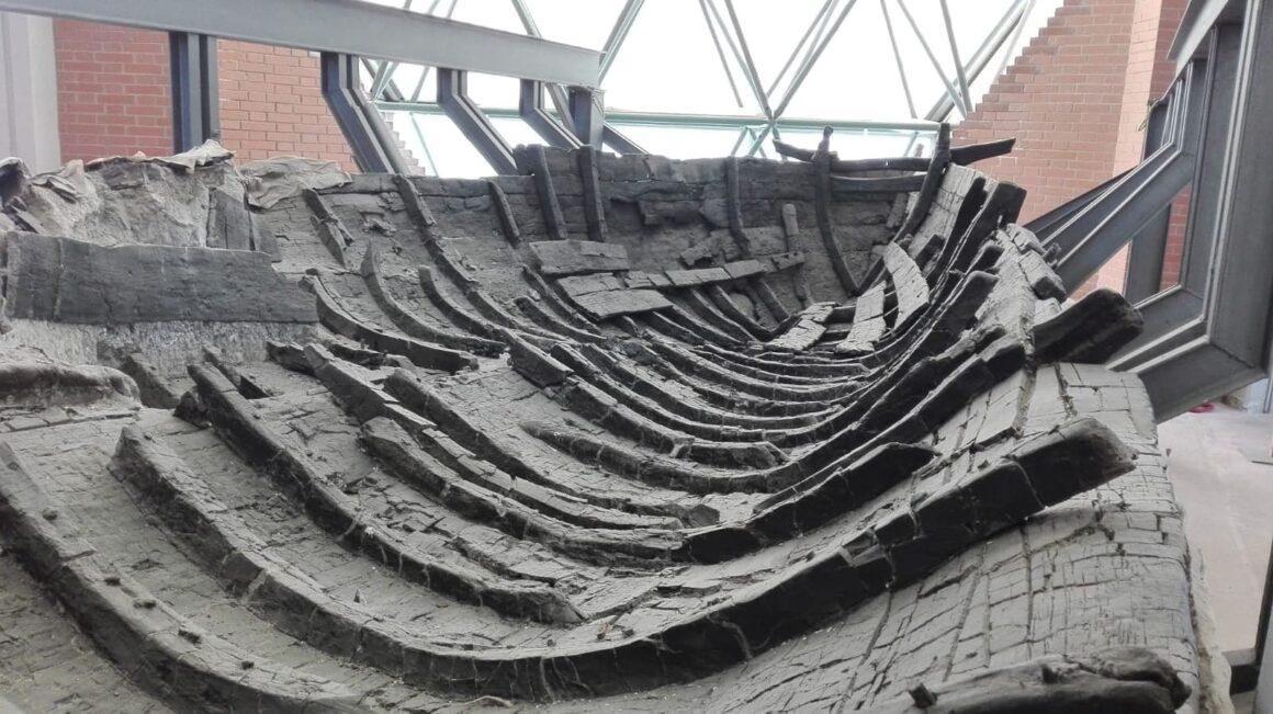 visione delle barca in legno carbonizzato ritrovata sull'antica spiaggia di Ercolano