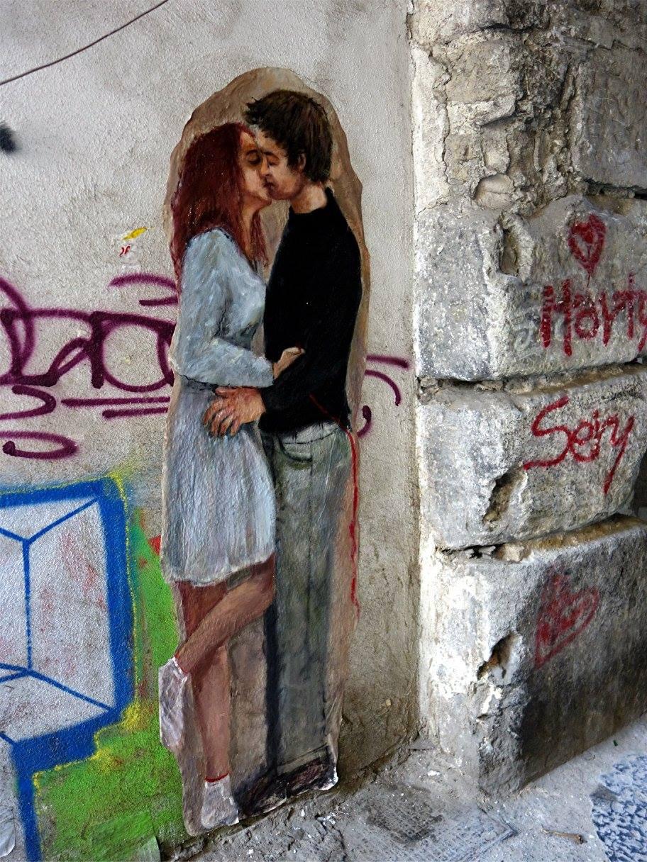 I Baci di Adriana Caccioppoli, quando Napoli fu invasa dalla street art dell'amore