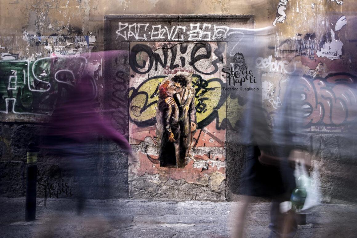 I Baci di Adriana Caccioppoli, quando Napoli fu invasa dalla street art dell'amore