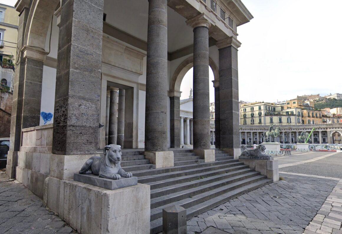 colonnato piazza del plebiscito leoni