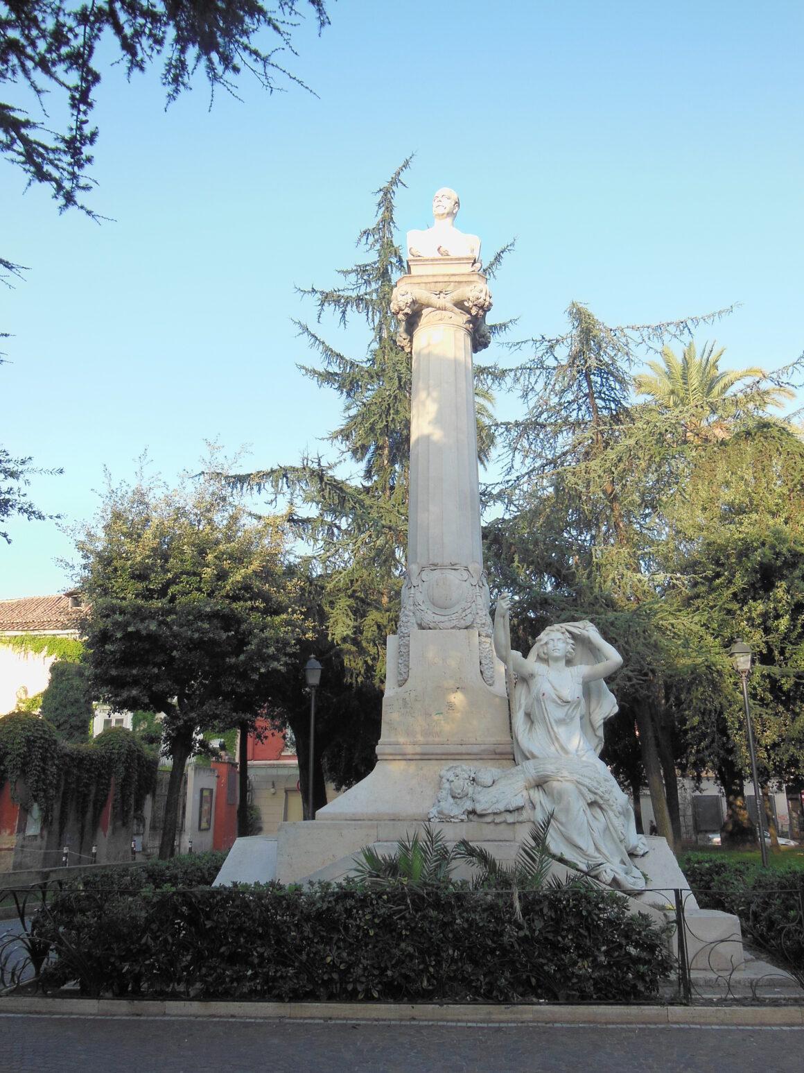 Monumento Pietro Rosano Villa Comunale Aversa