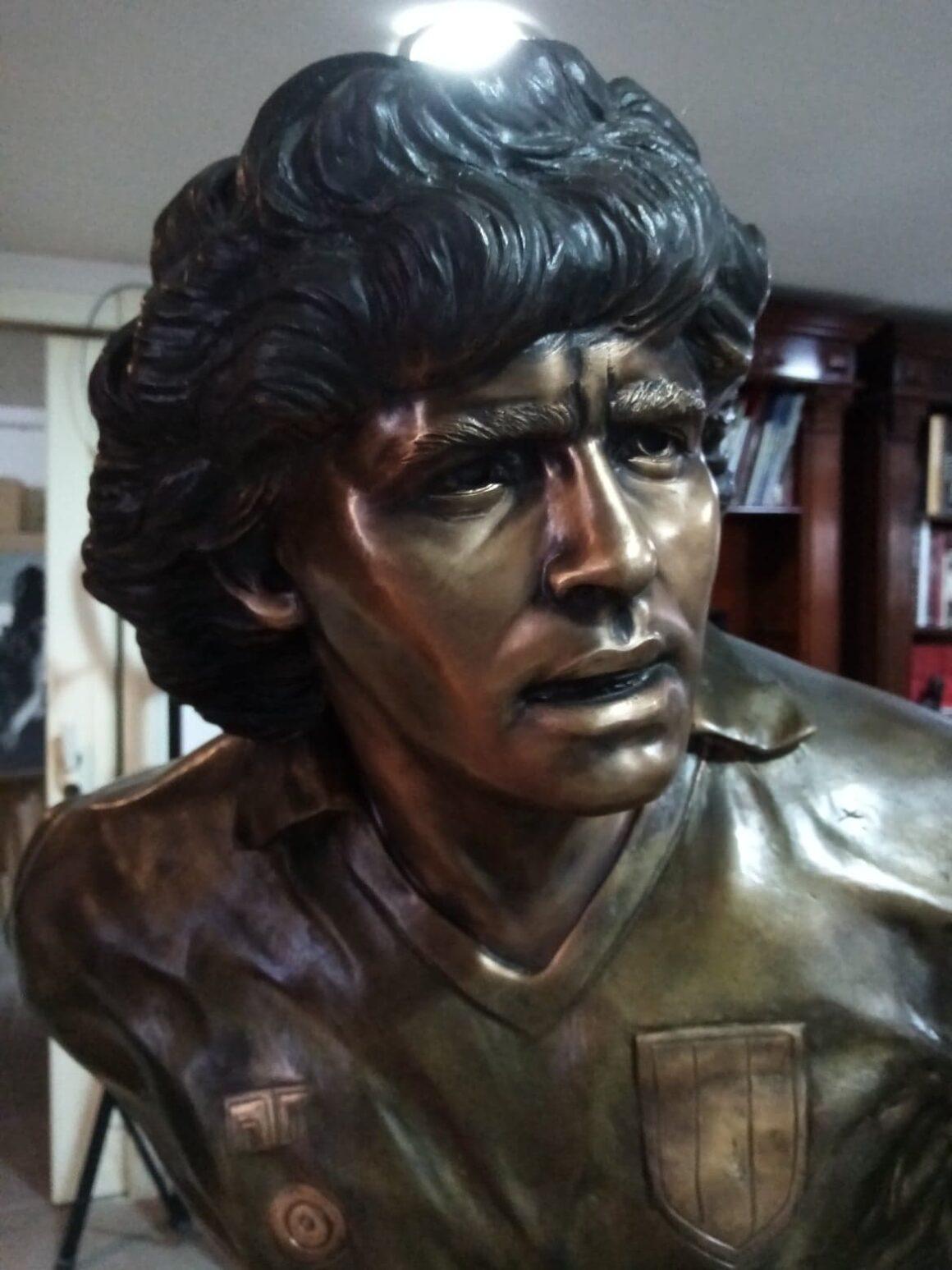 Detalle de la estatua de Maradona