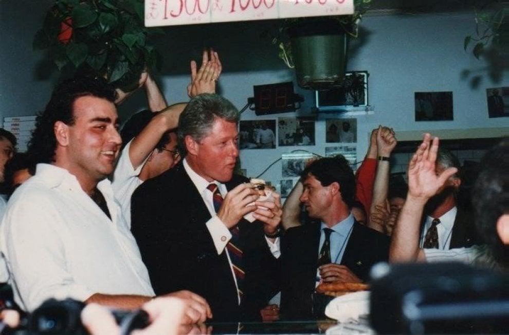 Bill Clinton che mangia la Pizza G7 a Napoli