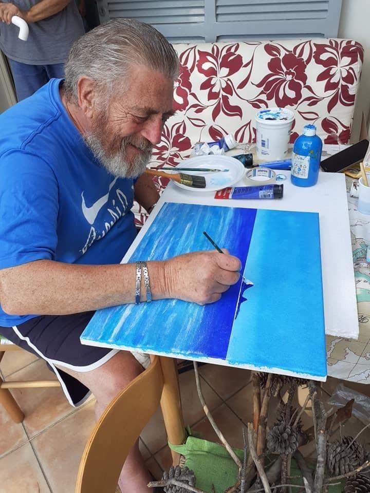 Salvatore D'Auria mentre dipinge nella sua casa in Sardegna