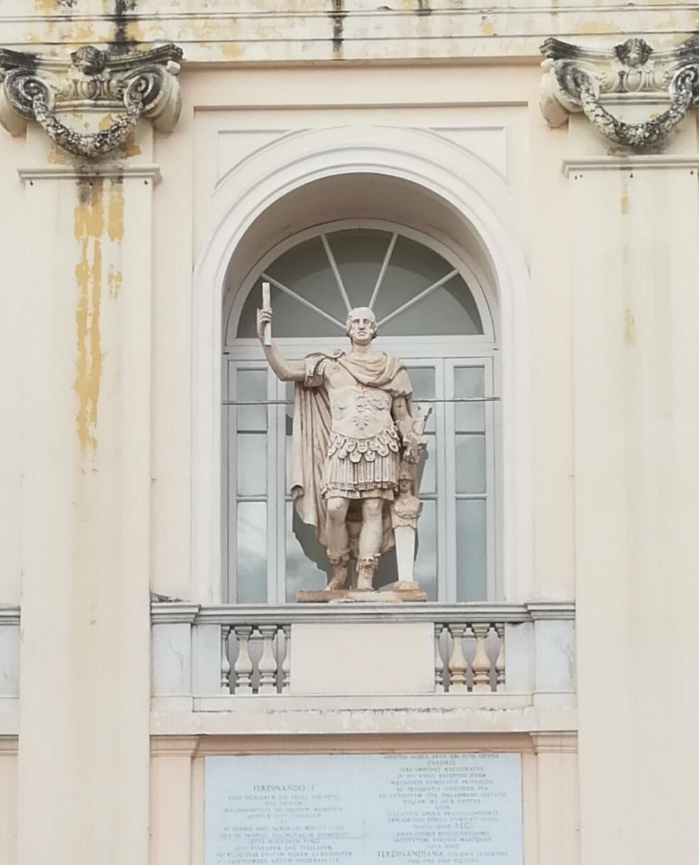 Statua di Ferdinando I delle Due Sicilie nel cortile del Belvedere di San Leucio con in mano il codice leuciano