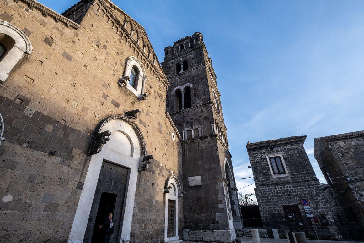 Facciata principale della cattedrale di Casertavecchia con il campanile - foto di Federico Quagliuolo