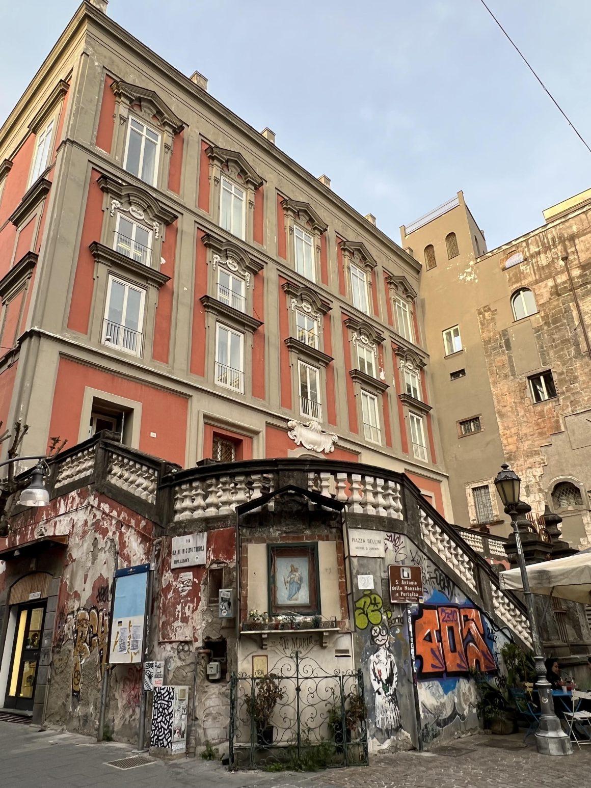Piazza Bellini: nel cuore di Napoli tra storia, cultura e movida