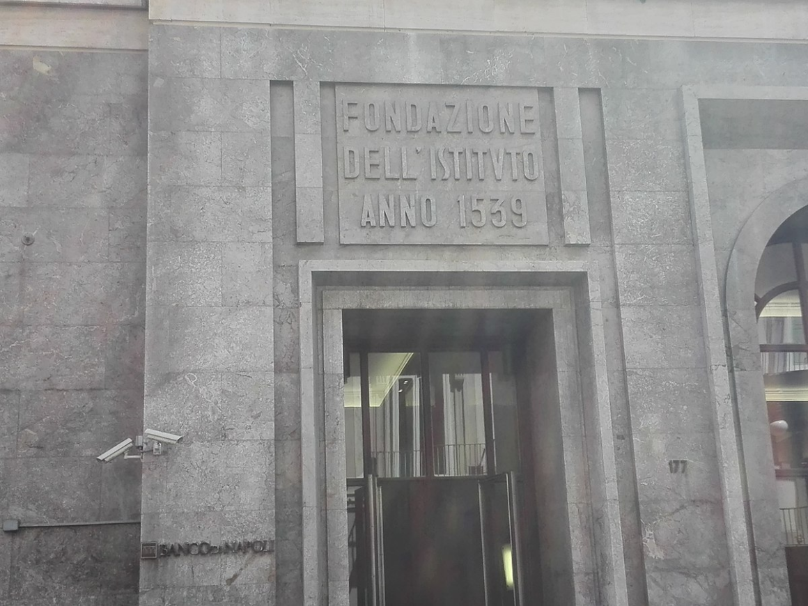 entrata del Palazzo storico del Banco di NApoli  in Via Toledo