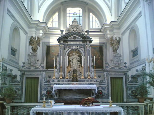 interno della chiesa di Santa Maria degli Angeli alle Croci, in primo piano l'altare maggiore.