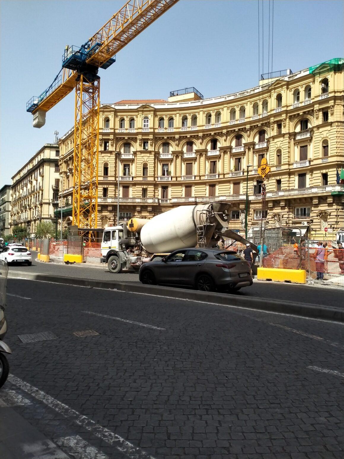 Piazza Nicola Amore durante i lavori per la costruzione della cupola della stazione duomo - foto di Giuseppe Criscuolo, dal gruppo Facebook "Napoli ieri e oggi"