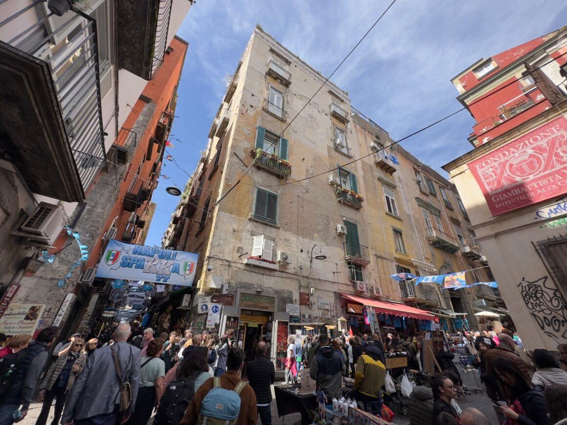 Napoli è finita in un cortocircuito di luoghi comuni che impoveriscono la città