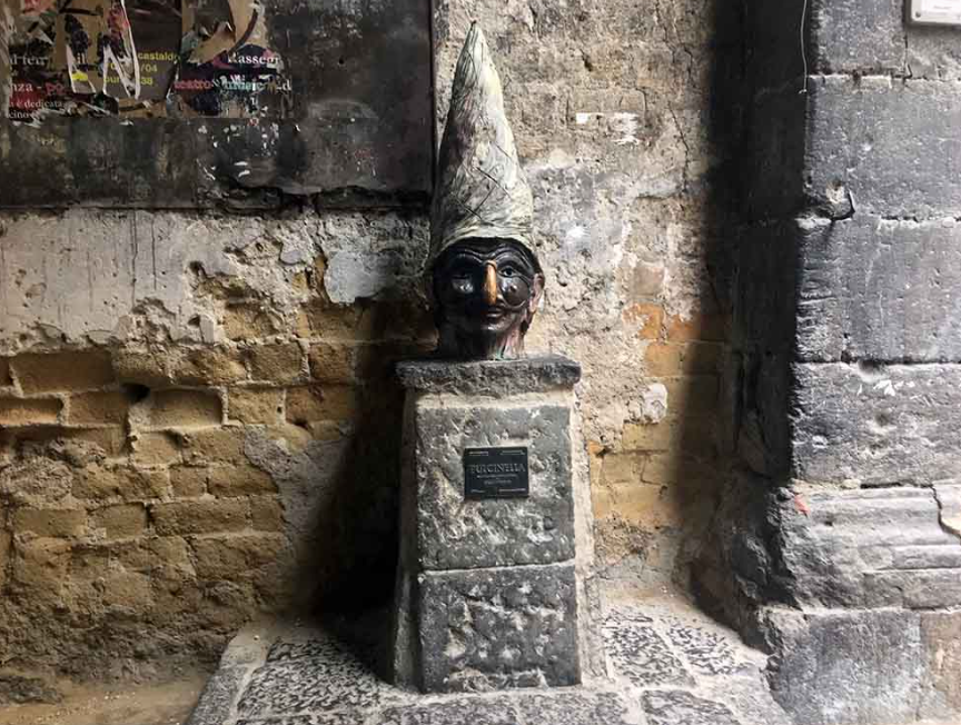 Pulcinella: la maschera simbolo di Napoli da Acerra al resto del mondo