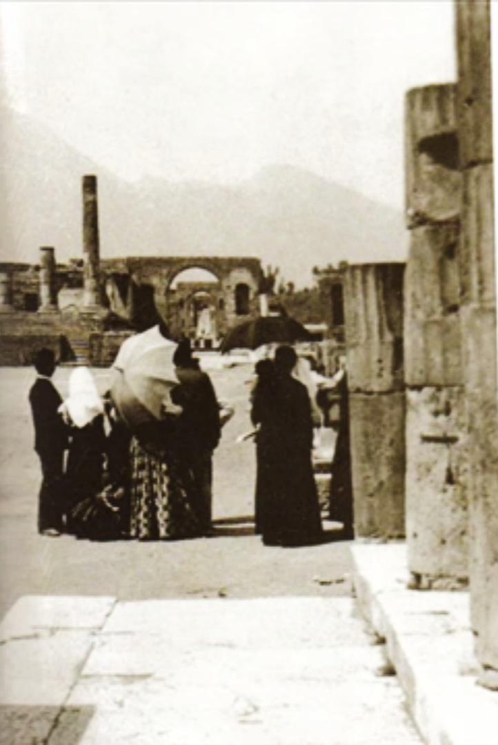 gruppo di persone dell'entourage di Elisabetta di Baviera davanti il foro di Pompei  