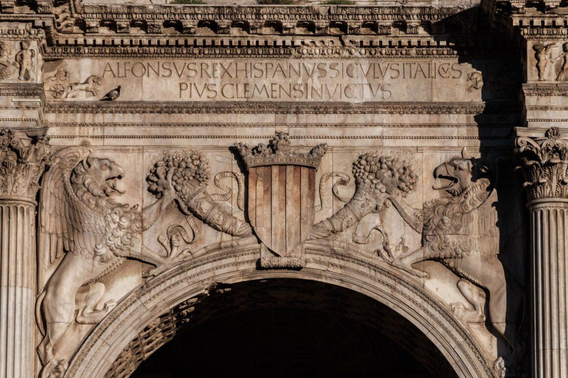 arco di Castelnuovo - dettaglio dello stemma aragonese