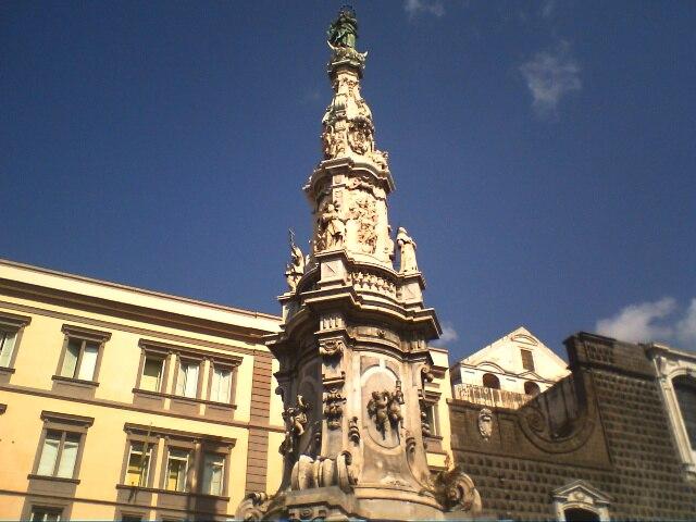 la guglia dell'Immacolata in piazza del Gesù a Napoli