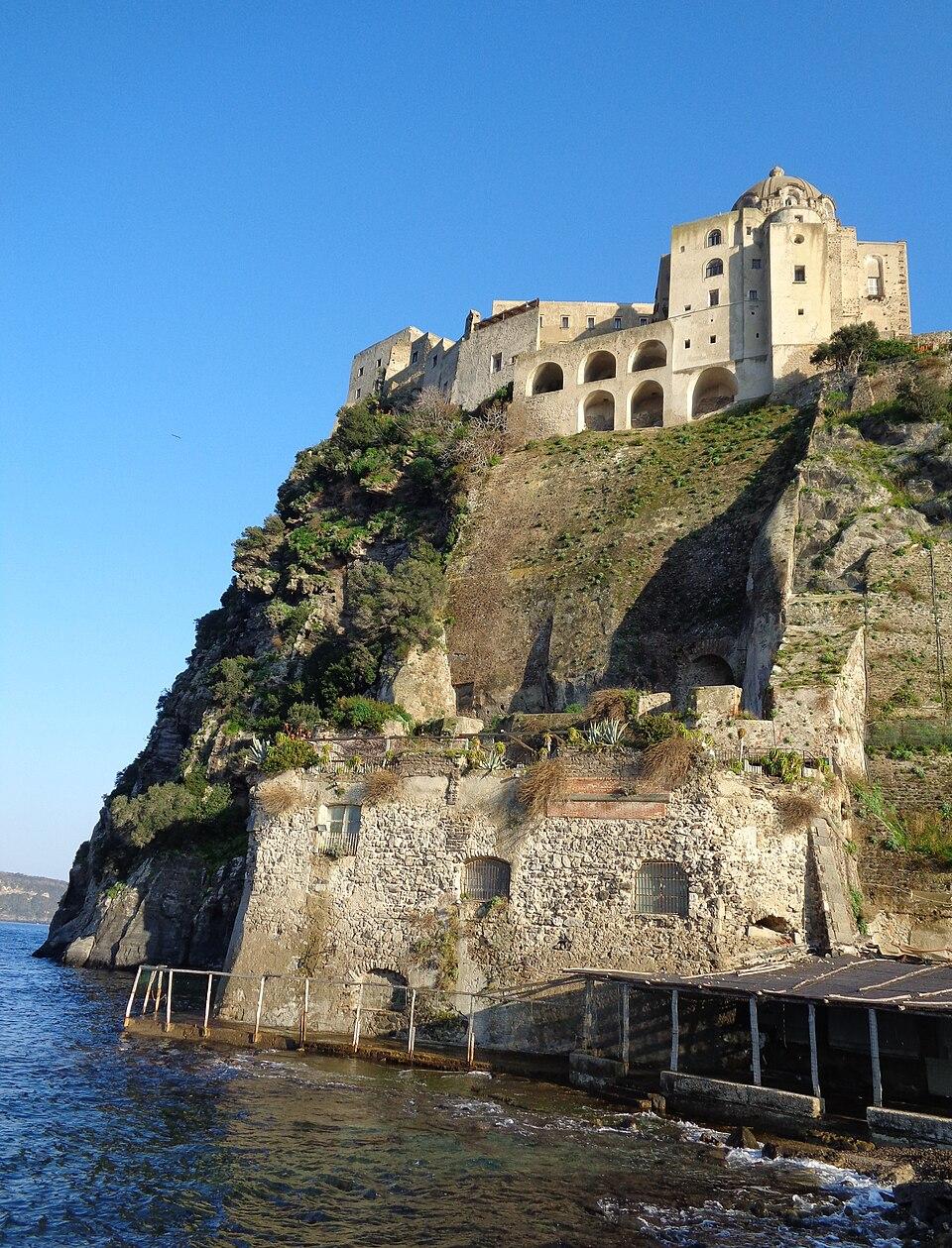 tedeschi ad Ischia: il castello aragonese simnbolo dell'isola napoletana
