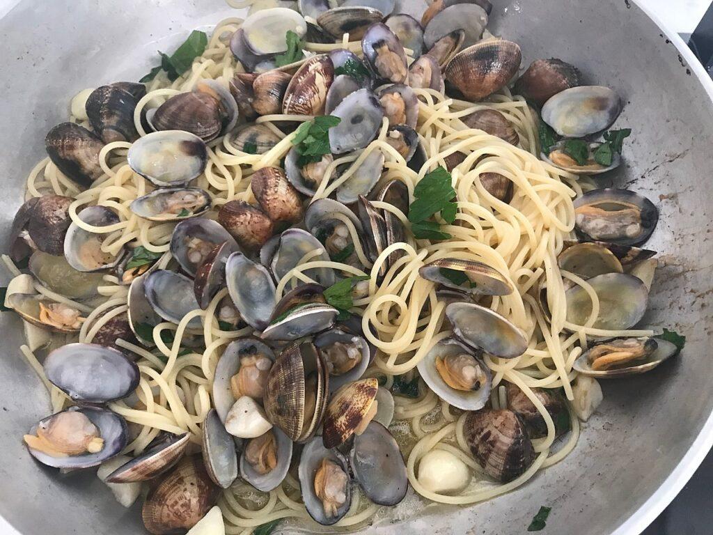 Spaghetti alle vongole sulle tavole napoletane
