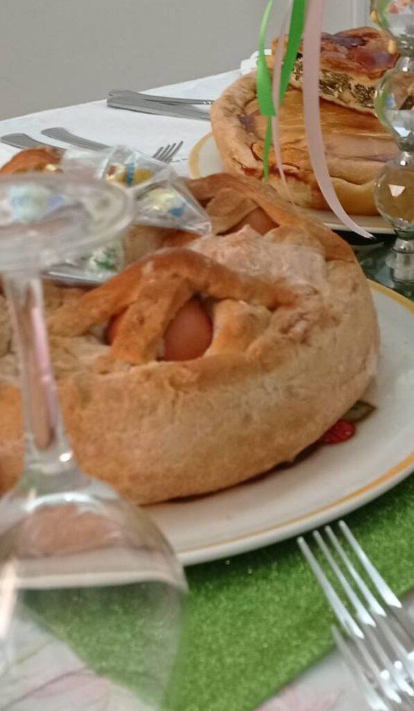 il casatiello pasquale sulla tavola imbandita napoletana